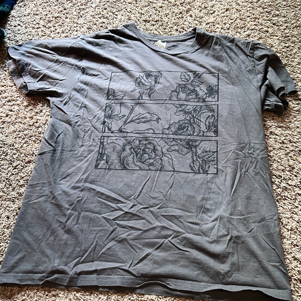 Grey tri square roses shirt